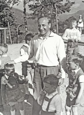 Hermann Gmeiner im ersten SOS-Kinderdorf